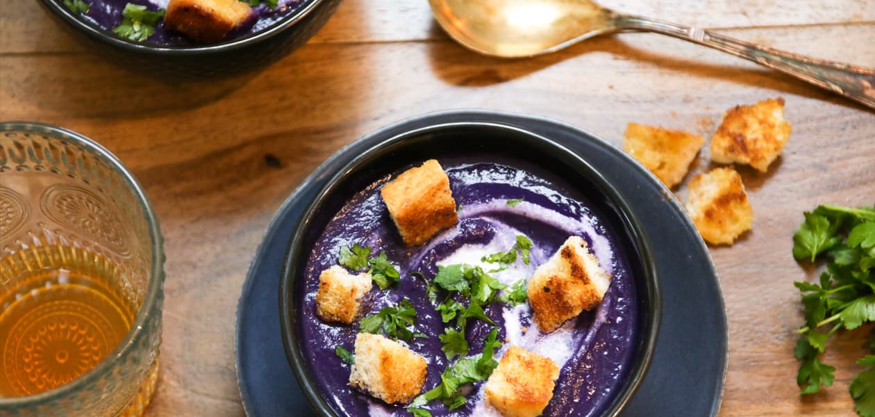 ROTKOHLSUPPE MIT ZIMTCROUTONS